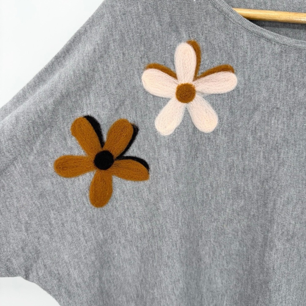 Aaeda Womens 1X Knit Sweater Top Floral Applique Batwing Sleeve Gray Retro Mod - Picture 3 of 7